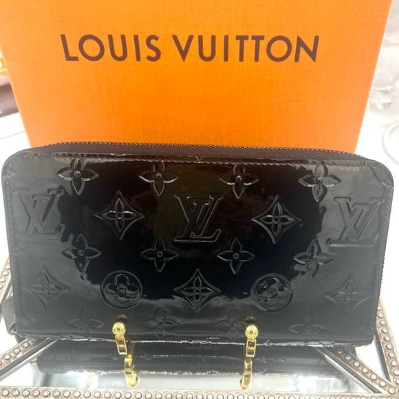 Louis Vuitton Black Vernis LV Embossed Zippy Wallet with COA - Picture 1 of 16